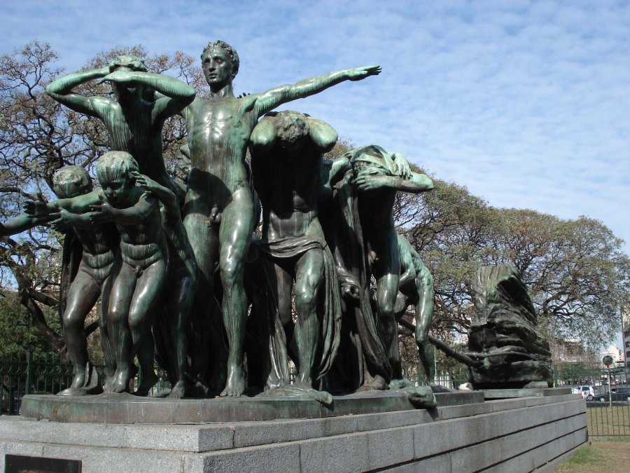 El Canto al Trabajo está ubicada en Paseo Colón e Independencia. La obra está realizada en bronce y fue encargada por Torcuato de Alvear, por entonces el intendente de Buenos Aires, cuando Rogelio Yrurtia tenía veintiocho años.