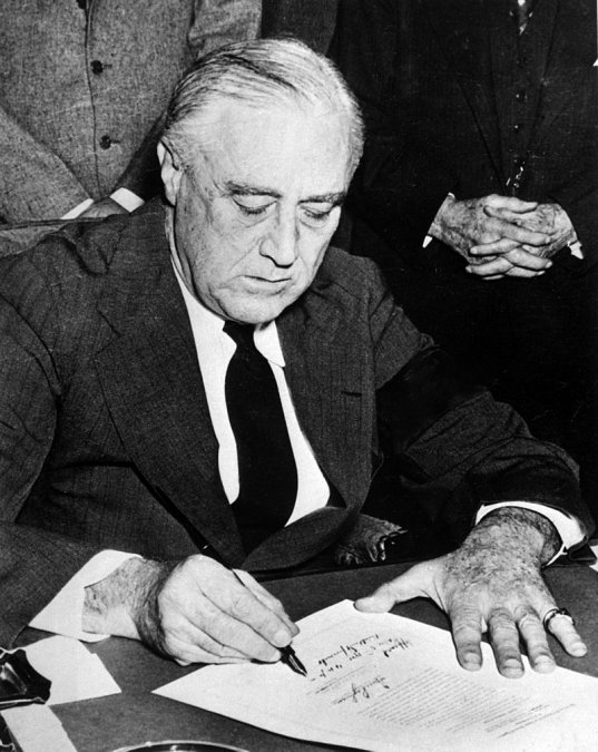 El presidente Roosevelt firma la Declaración de Guerra contra Japón el día después del ataque.