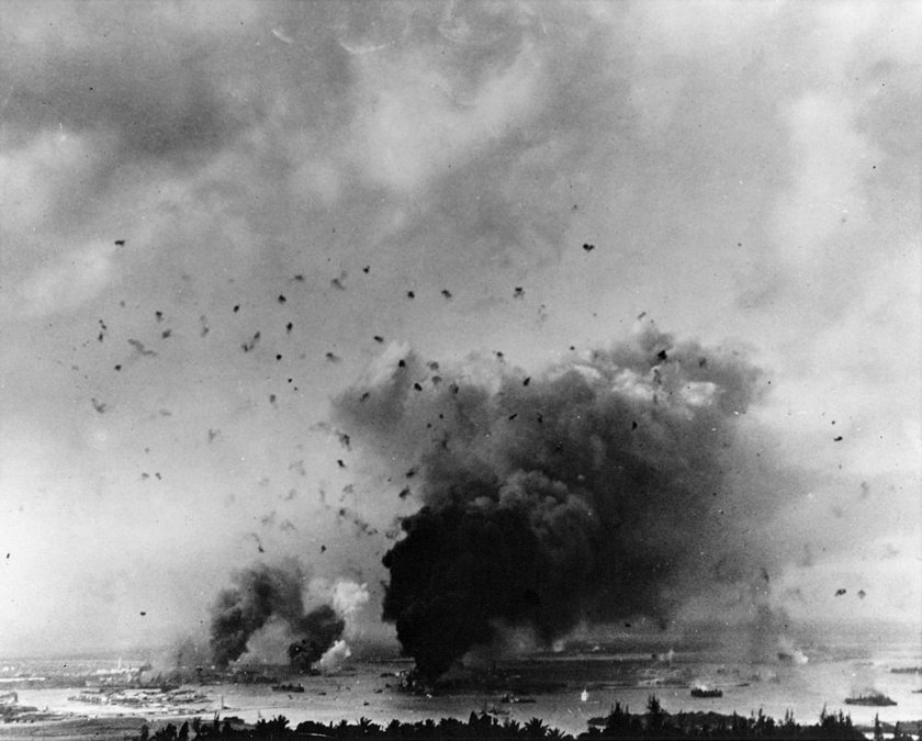 Panorama de Pearl Harbor durante el ataque, en el que destacan las columnas de humo y el nutrido fuego antiaéreo.