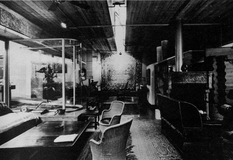 1970 - El estar de la Casa Di Tella, con muros de hormigón y repleto de piezas artísticas.
