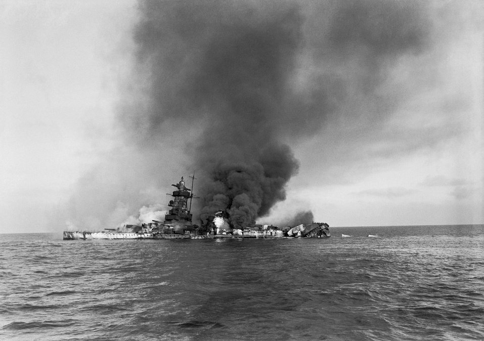 El Admiral Graf Spee en llamas (18 de diciembre de 1939).