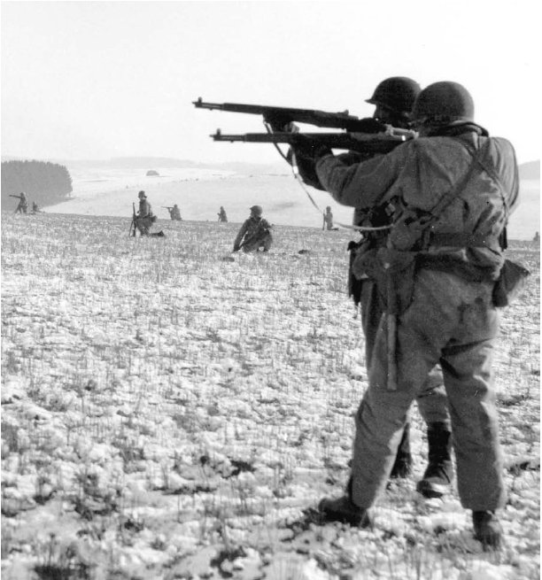 Infantería estadounidense dispara sobre el enemigo cerca de Bascogne, diciembre de 1944        