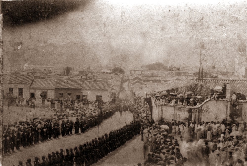 Traslado de los restos mortales de Simón Bolívar desde la Catedral de Caracas hasta el Panteón Nacional en 1876.