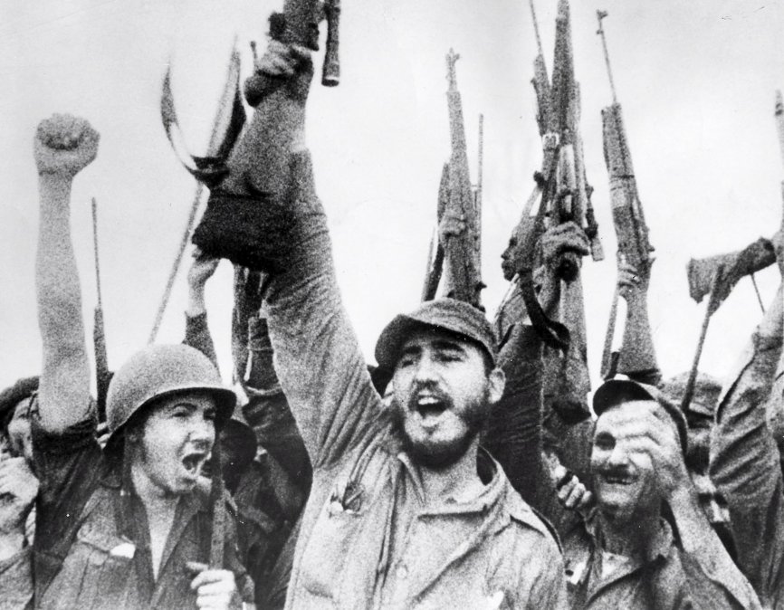 Fidel Castro celebra la victoria del movimiento revolucionario cubano sobre el régimen de Fulgencio Batista, 8 de enero de 1959.