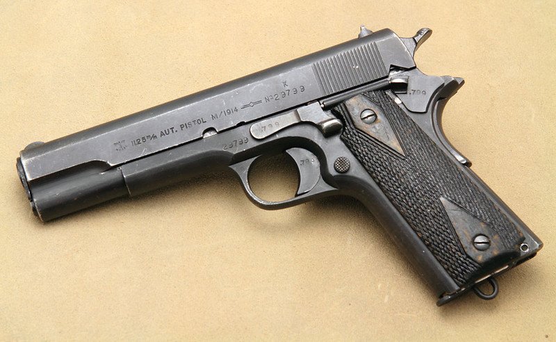 Una de las últimas 920 pistolas M/1914 fabricadas en Noruega en la Segunda Guerra Mundial, marcada con el águila <a href=