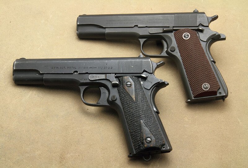 Comparativa entre una M/1914 noruega fabricadas en los últimos meses de la Segunda Guerra Mundial (abajo, izquierda) y una Colt M1911A1 estadounidense.
