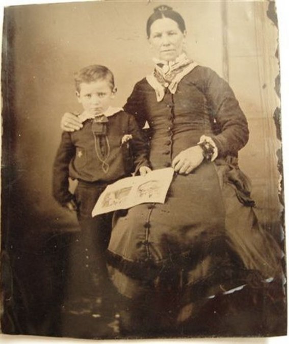 Wyatt Earp a la edad de 8 años junto a su madre (1856).