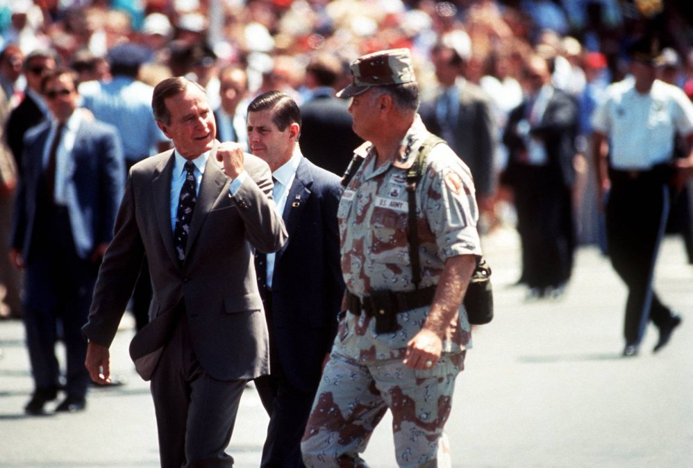         Bush y el general Schawarzkopf.