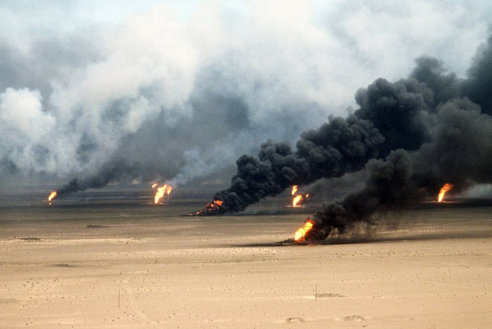         Pozos de petróleo ardiendo en Kuwait.