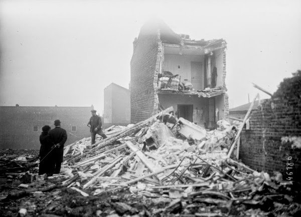 Casa parisina destruida tras el bombardeo del zeppelin alemán el 29 de enero de 1916.