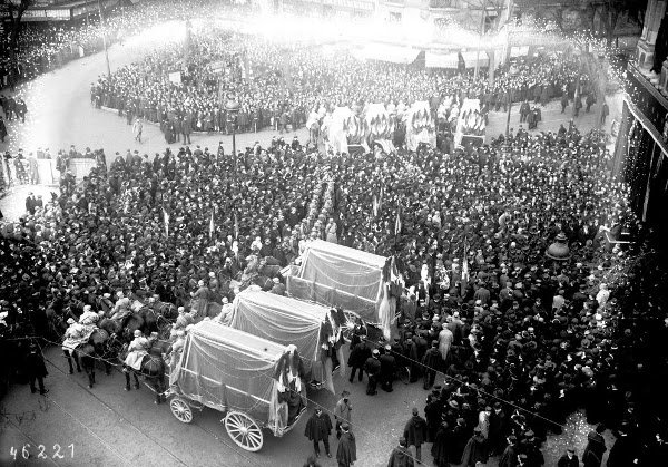 Comitiva fúnebre de las víctimas del bombardeo del zeppelin.