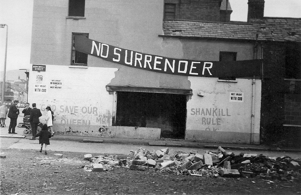Banderola y grafiti en un edificio de Belfast en 1970.