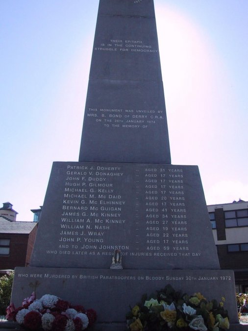 Monumento en recuerdo de las trece (más una) víctimas del Domingo Sangriento en Derry.