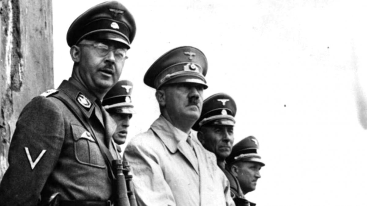 Heinrich Himmler, comandante de las Schutzstaffel (SS), junto el dictador Adolf Hitler.
