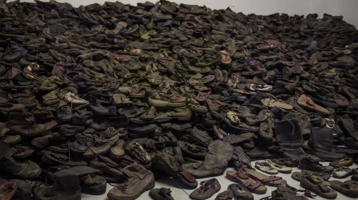 Zapatos confiscados a los prisioneros, hoy en uno de los muchos museos sobre el Holocausto.
