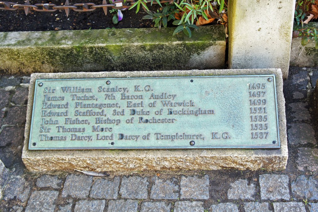 Placa conmemorativa en el sitio del antiguo cadalso de Tower Hill, en la que el nombre de 