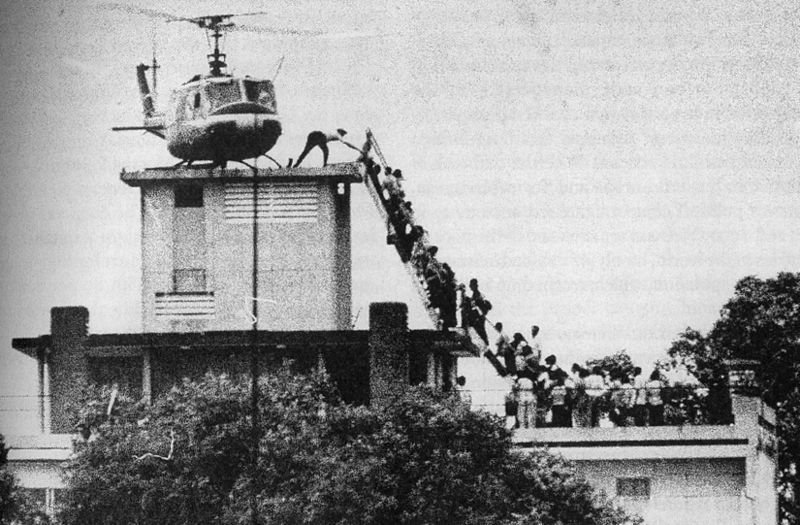 El último helicóptero estadounidense abandona Vietnam.