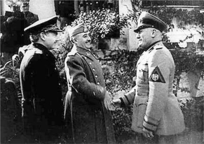 El Caudillo y el Duce se saludan en presencia de Serrano Súñer.