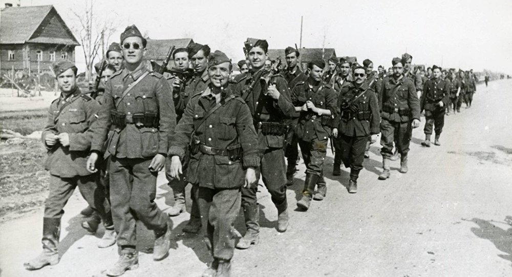 Voluntarios españoles de la División Azul marchando hacia sus destinos.