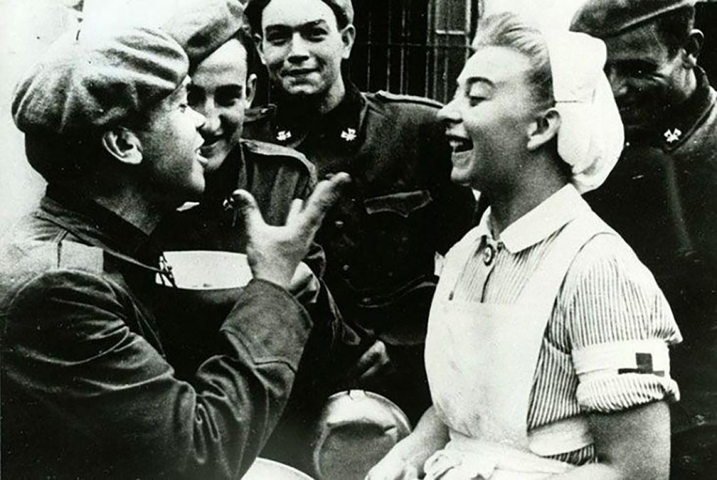 Soldados de la División Azul confraternizando con una enfermera alemana.