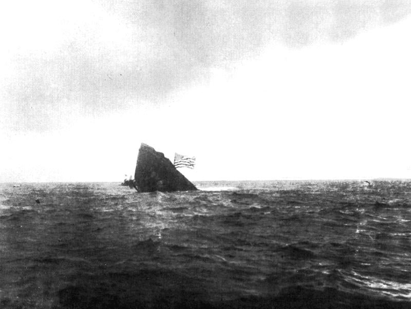 El USS Maine hundiéndose tras ser reflotado y remolcado desde el Puerto de La Habana.