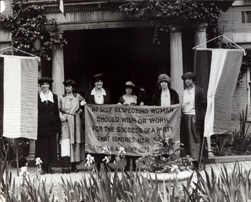 Seis sufragistas en la Convención Nacional Republicana de 1920 en Chicago sostienen una pancarta con una cita de Anthony. Aunque Anthony murió 14 años antes de que las mujeres consiguieran el derecho a voto, transmitió su mensaje y su dinamismo a la siguiente generación de sufragistas.