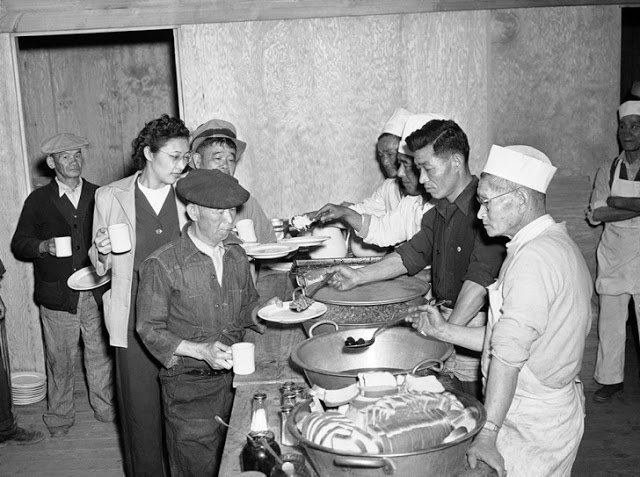  Fila para comer. Americanos-japoneses haciendo fila para recibir su primera comida después de llegar al campo. 