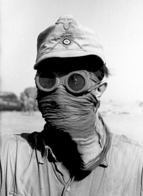 Soldado del Afrika Korps con gafas protectoras y pañuelo para protegerse de las tormentas de arena.