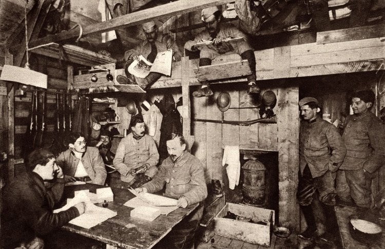 Oficiales franceses que trabajan en sus mapas e informes en una caseta climatizada cerca de Verdun en el frente occidental.