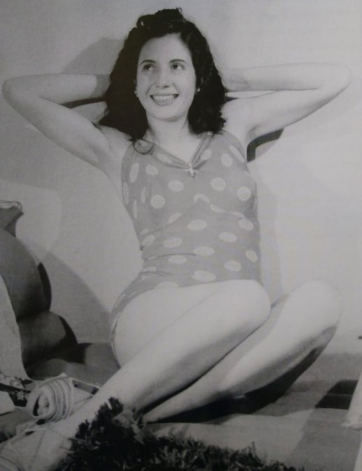 Evita fotografiada en 1939 a los 20 años por AnneMarie Henrich.
