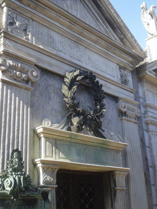 Detalle de su tumba en el cementerio de la Recoleta.