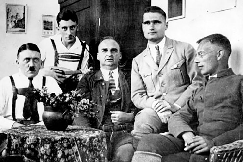 De izda. a dcha., Adolf Hitler, Emil Maurice, Hermann Kriebel, Rudolf Hess, and Friedrich Weber retratados en prisión tras su fracasado golpe en Múnich (1923).