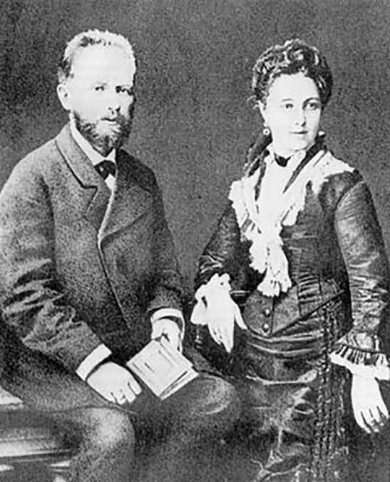 Chaikovski en 1877, año del estreno del ballet. En la foto posa junto a su propia esposa Antonina Miliukova, con quien contrajo matrimonio ese mismo año.