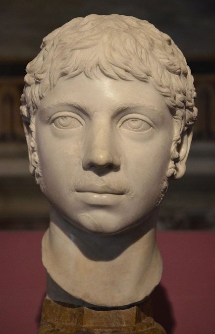Se conservan muy pocos bustos de Heliogábalo y todos enfatizan su juventud y la belleza natural de su rostro. 