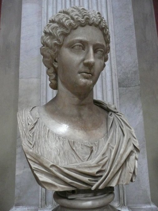 La madre de Heliogábalo, Julia Soemia, compartió su misma suerte. En este busto de los Museos Vaticanos -atribuido a ella o a su hermana Julia Mamea- se aprecia el gran parecido físico que los unía.