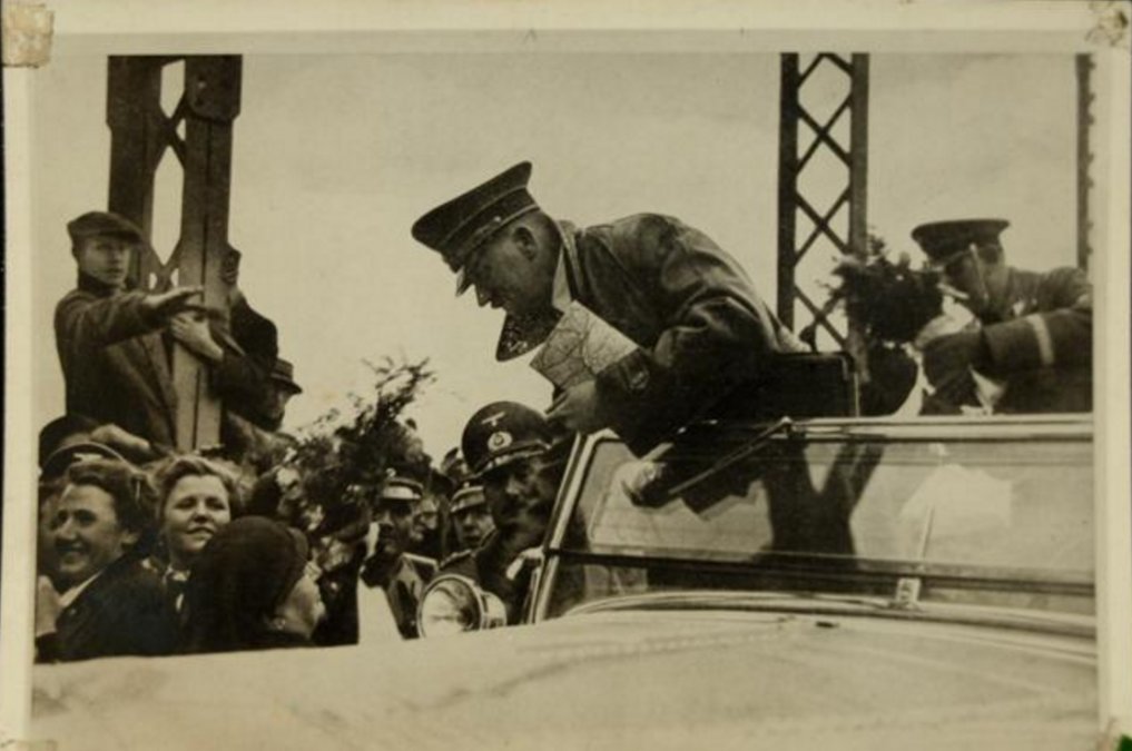         Hitler es recibido con flores al cruzar la frontera entre Alemania y Austria en marzo de 1938.
