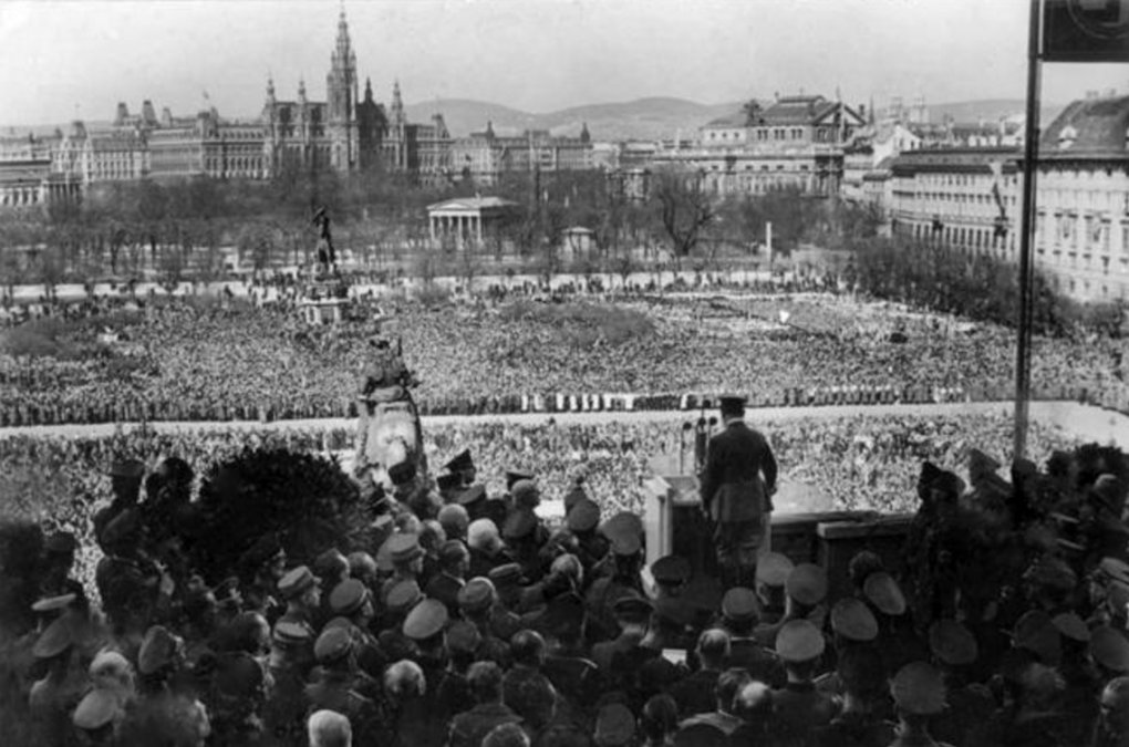         Hitler anuncia el Anschluss en la Heldenplatz de Viena.