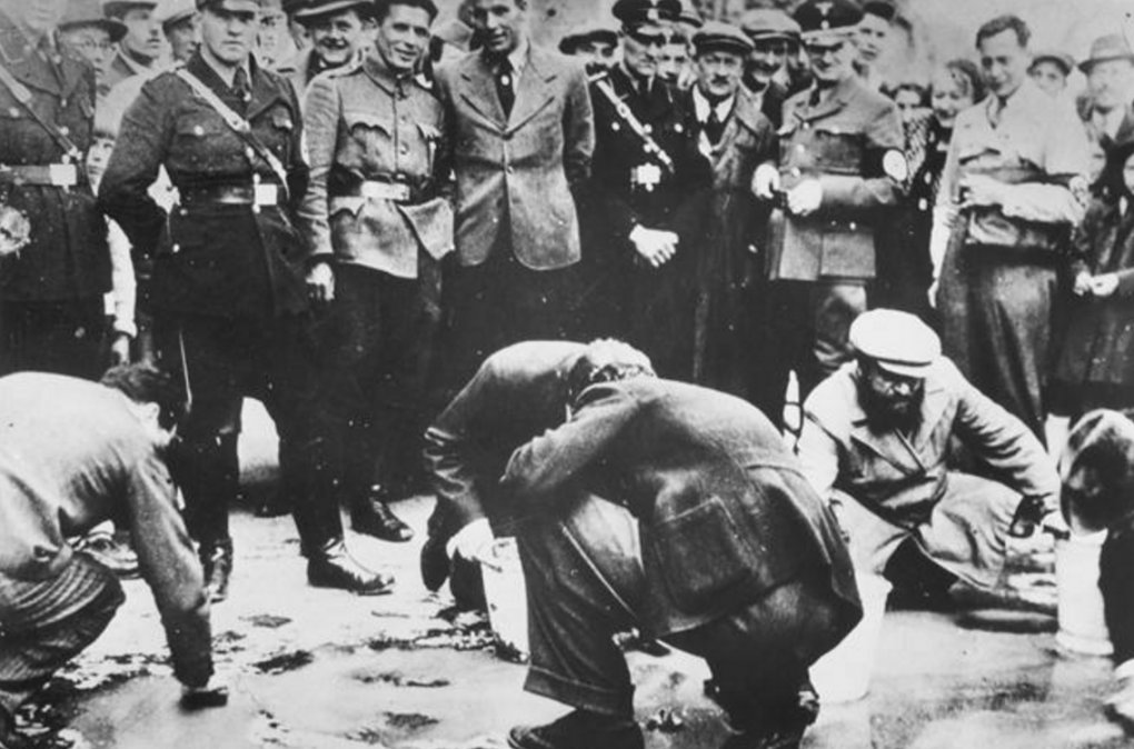         Inmediatamente después del Anschluss, los judíos de Viena fueron obligados a lavar consignas a favor de la independencia del pavimento de la ciudad. 