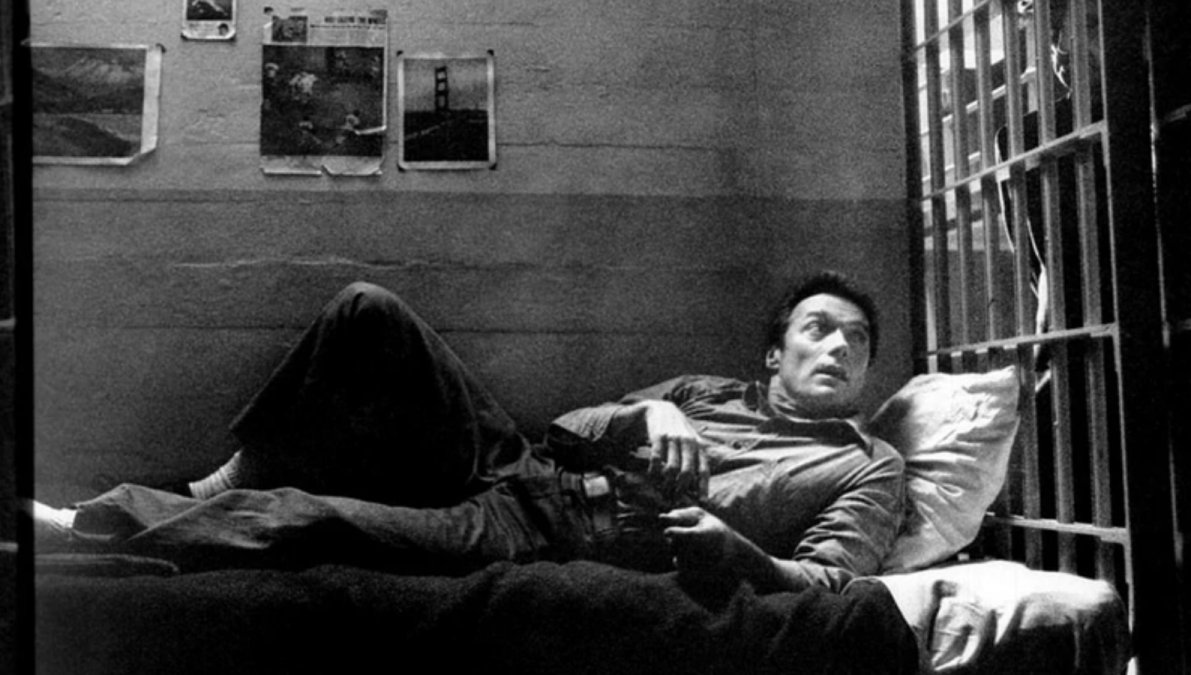 La mítica fuiga de tres detenidos en junio de 1962, llena de misterios y mitos, llegó al cine de la mano del director Don Fuller. Su película de 1979, Fuga de Alcatraz, fue protagonizada por Clint Eastwood.