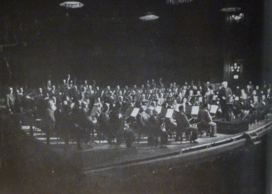 Arturo Toscanini, dirigiendo en el Teatro Colón de Buenos Aires, 1941.