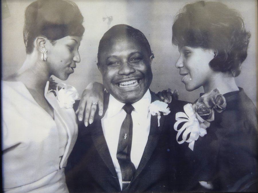 Aretha Franklin, a la derecha, con su padre, y con su hermana Caroline.