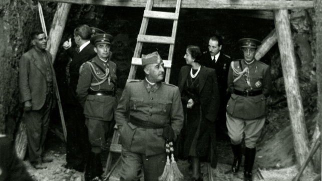 Franco visitando las obras del Valle junto a su esposa, Carmen Polo.