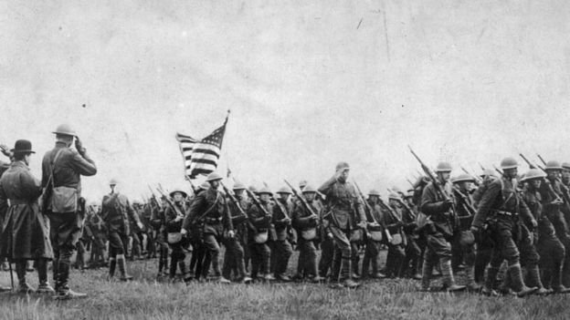 Tropas estadounidenses avanzando durante la Primera Guerra Mundial.