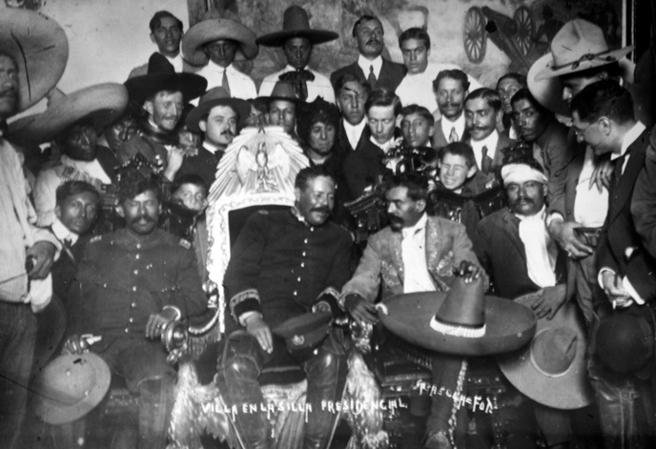 Francisco Villa en la silla presidencial en compañ̃ía de Emiliano Zapata, en 1914