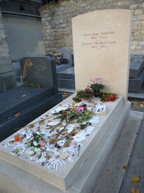 Tumba de Jean-Paul Sartre y de Simone de Beauvoir, en el cementerio de Montparnasse (París, Francia).
