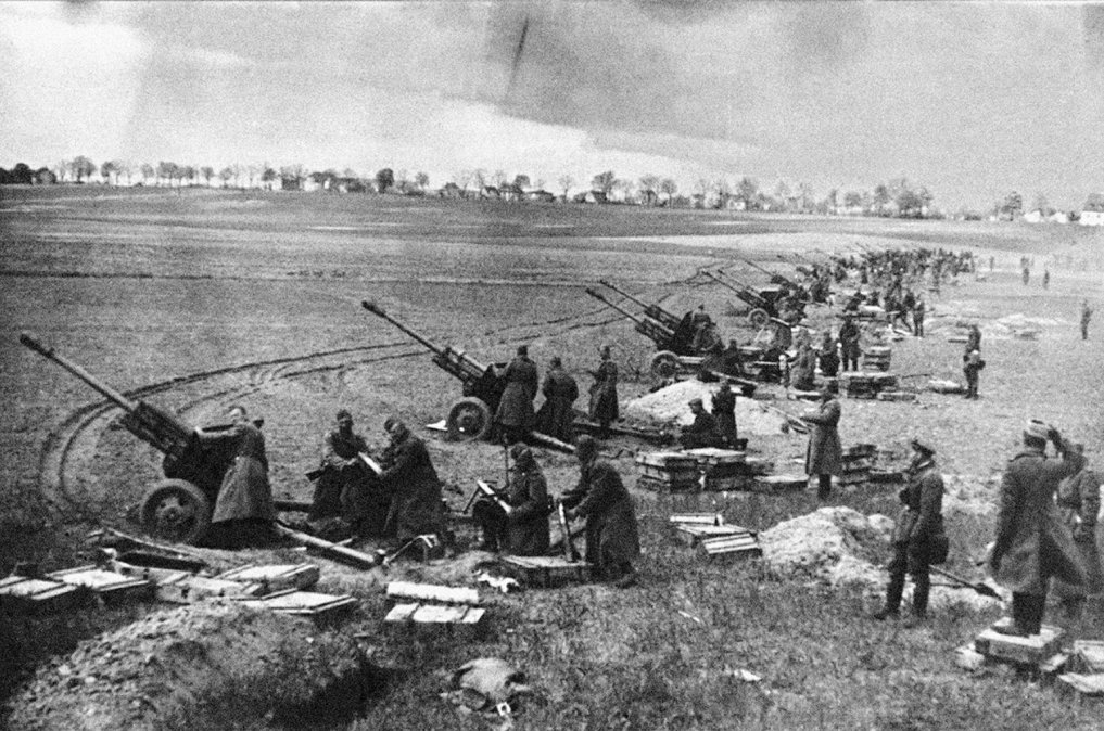 Artillería soviética en las colinas de Seelow, abril de 1945.