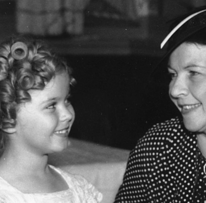 Shirley Temple junto a su madre