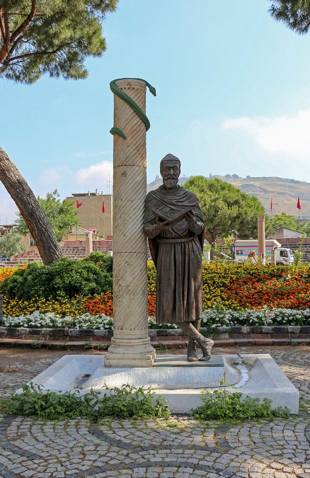 Estatua moderna de Galeno en su ciudad de origen, Pérgamo.