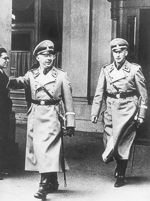 Himmler, seguido de su lugarteniente Reinhard Heydrich, figuras destacadas en la organización de la Gestapo. 