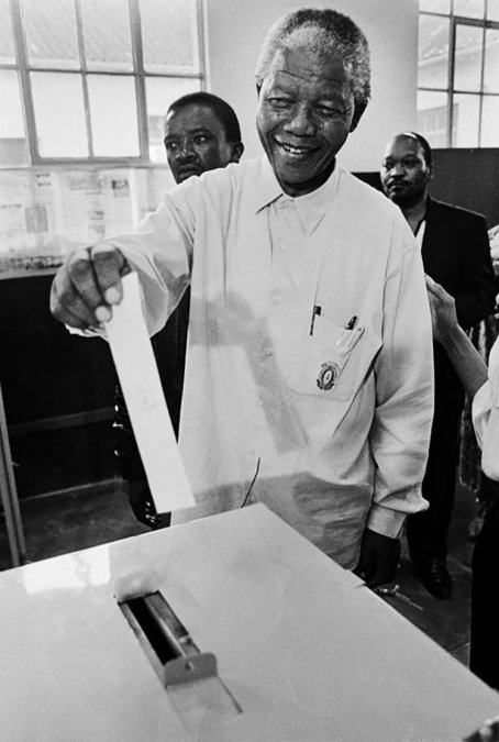 Nelson Mandela en el momento de depositar su voto.